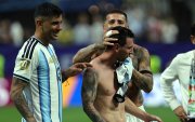 Lionel Messi es consolado por sus compañeros luego de clasificar a cuartos de final del Mundial