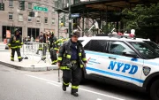 Bomberos del Departamento de Bomberos de la Ciudad de Nueva York (NYFD) acuden a un edificio evacuado en el distrito de Manhattan, en la ciudad de Nueva York, el 7 de julio de 2026.