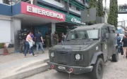 Policías y militares mantienen un amplio operativo de seguridad dentro y fuera del establecimiento donde se encuentra Aquiles Álvarez.