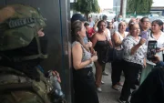 Un grupo de personas se manifestó a favor del alcalde de Guayaquil, Aquiles Álvarez, quien fue llevado de urgencia a una clínica en el sur de la ciudad.
