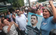 El concejal Fabián Espín Espinoza (centro, de blanco) estuvo en el plantón en el que se pidió un proceso justo para el alcalde de Guayaquil, Aquiles Álvarez.