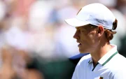 El italiano Jannik Sinner, vigente campeón, en su partido de cuartos de final de Wimbledon, Londres. Reino Unido.