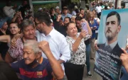 Ciudadanos se movilizan en Guayaquil con mensajes de respaldo al alcalde Aquiles Álvarez, mientras se difunden versiones sobre su estado de salud.