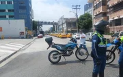 Miembros de la Agencia de Tránsito y Movilidad (ATM) mantienen el bloqueo para los vehículos motorizados en las cercanías de la clínica donde está Aquiles Álvarez.