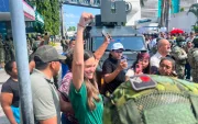 La esposa del alcalde de Guayaquil abandonó el centro de salud en medio de un fuerte resguardo policial y militar