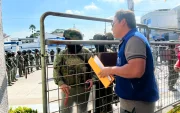 El abogado constitucionalista Fernando Bastias Robayo, del CDH, durante su visita a la Clínica Alcívar para presentar un oficio de solicitud de información.