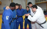 Erika Jara (48 kg) posa junto a sus compañeros de la selección ecuatoriana de judo y el entrenador Fernando Ibáñez.