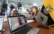 Fernando Cornejo, expresidente de Segura EP (en el monitor), compareció ante la Comisión de Seguridad este miércoles 8. La presidenta de esa mesa, Inés Alarcón (d), encabezó la sesión.