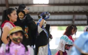 Los danzantes ultiman detalles de sus trajes y movimientos antes del encuentro cultural más esperado del valle, la Gran Toma Cultural.