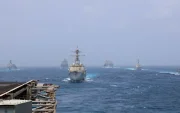 Buques de guerra estadounidenses permanecen desplegados en Oriente Medio tras la nueva escalada militar con Irán.