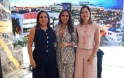 La periodista Estéfani Espín (medio) fue la moderadora del evento.