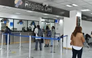 Usuarios realizando trámites en una agencia del Registro Civil.
