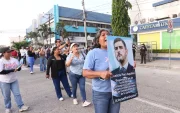 Seguidores de Aquiles Álvarez se reunieron en los exteriores de una clínica en el sur de Guayaquil, este miércoles 8 de julio.