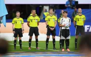 Francois Letexier (c) fue el árbitro del Argentina - Egipto del Mundial 2026. Las críticas le cayeron encima.