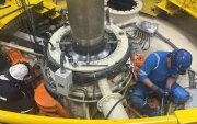 Técnicos realizan mantenimientos a una central eléctrica de Celec.