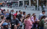 Seguidores de la pareja se congregan en las calles tras el revuelo por los artículos de la boda.