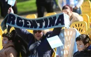 Una mujer reacciona en un Fan Fest previo al partido entre Argentina y Egipto por el Mundial de la FIFA 2026.
