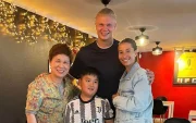 Haaland y su novia, Isabel Haugseng, junto a Hui Zhu Wang, dueña del Wen Hua House, el restaurante favorito de la infancia de Erling.