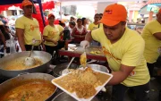 Emprendedores sirven platos a base de cangrejo en el festival en Naranjal.