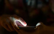 Usar el celular antes de dormir puede dificultar la conciliación del sueño.