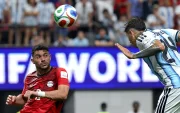 El momento histórico en que el argentino Enzo Fernández anota de cabeza el gol 3.000 en la historia de la Copa Mundial de la FIFA.