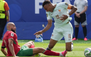 Kylian Mbappé, derribado en el juego contra Marruecos, en el Mundial 2026.