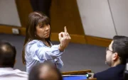 Fotografía de archivo, en la que se captó a la senadora paraguaya Celeste Amarilla (2i), al hacer con su mano derecha un gesto grosero, durante una sesión plenaria en la Cámara de Diputados, en Asunción (Paraguay).