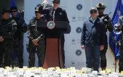 El ministro de Justicia y Seguridad de El Salvador, Gustavo Villatoro (c), fue captado este 8 de julio, durante la presentación de un cargamento de droga y de seis extranjeros detenidos en el operativo, en San Luis La Herradura (El Salvador).