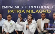 El presidente electo, Abelardo de la Espriella (c), habla durante una reunión con integrantes de su gabinete de Gobierno y autoridades locales este miércoles, donde prometió descentralizar el poder. Cúcuta (Colombia).