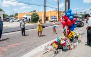 Lorenzo Salgado Jr. (D) rinde homenaje en el lugar donde su padre, Lorenzo Salgado Araujo, fue asesinado el 9 de julio de 2026 en Houston, Texas.
