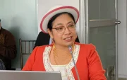 Mariana Yumbay habla despues de la sesión de la Comisión de Educación