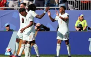 Kylian Mbappé (d) puso el primer gol en la victoria 2-0 de Francia ante Marruecos.