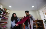 Emprender. Natalie y Dennis Díaz transformaron el oficio familiar del tejido en Runawana, una marca que fusiona diseño e identidad quiteña.