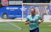 Erling Haaland de Noruega entrena este jueves, en el estadio Chase en Miami (EE.UU.).
