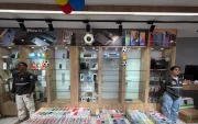 La Policía Nacional incautó 2.360 accesorios para celulares con presuntas marcas falsificadas durante un operativo en un local de La Mariscal, en Quito.
