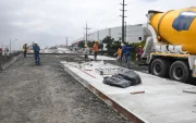 El paso elevando sobre la avenida del Bombero avanza con la fundición de rampas, la instalación de barandas y postes de iluminación antes de su apertura parcial.