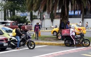 Autoridades municipales y empresas de delivery trabajan en protocolos de seguridad para proteger a más de 10.000 repartidores en Quito.