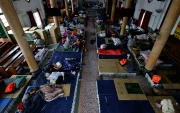 Residentes taiwaneses descansan dentro de una iglesia convertida en centro de evacuación temporal en preparación para el tifón Bavi, en el municipio de Guangfu, condado de Hualien, Taiwán, el 10 de julio de 2026.