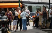 Residentes permanecen en la calle tras el temblor de magnitud 3,9 registrado este viernes en Caracas.