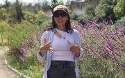 Emilia Moreno, en medio de salvias mexicanas de los vecinos de la Antonio Flores Jijón, en Bellavista, norte de Quito, muestra abejas Maya y bungas, que no se dejaron fotografiar.