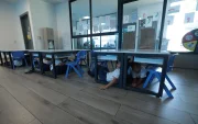 Los estudiantes se ubicaron debajo de sus pupitres ante la primera alerta, como parte del simulacro efectuado el pasado jueves 9 de julio en el Ecomundo.