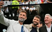 El entrenador Jurgen Klopp (izq.), junto a las glorias del fútbol alemán Thomas Muller y Bastian Schweinsteiger.