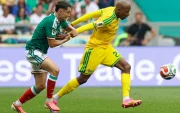 Jayden Adams (der.), con Sudáfrica, en el partido contra México, en el Mundial 2026.