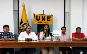 Gabriela Menéndez, presidenta de la UNE Guayas, durante la rueda de prensa en la que denunció el incremento de amenazas y extorsiones contra docentes.