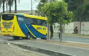 La maniobra del conductor de este bus interprovincial fue captada por una ciudadana en vía a la costa, noroeste de Guayaquil.