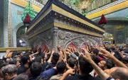Peregrinos visitan el santuario del Imán Reza tras el funeral del líder iraní Ali Jamenei, en Mashhad.
