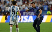 Lionel Scaloni (der.) le da instrucciones al delantero Julián Álvarez, de Argentina, en el partido contra Suiza por el Mundial 2026.