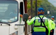 En una semana, dos agentes de tránsito fueron denunciados en Guayaquil por pedirle coimas a motorizados.