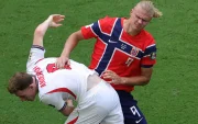 El rubio Erling Haaland, de Noruega, disputa un balón en el partido contra Inglaterra, en el Mundial 2026.