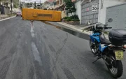 El vehículo pesado bloqueó parcialmente la vía en este sector del norte de Guayaquil.